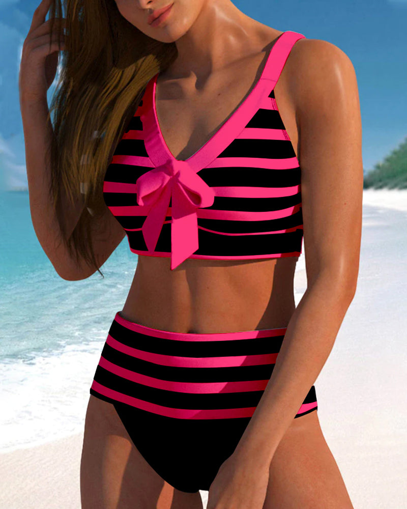 Hoch geschnittene Bikinis mit Streifen