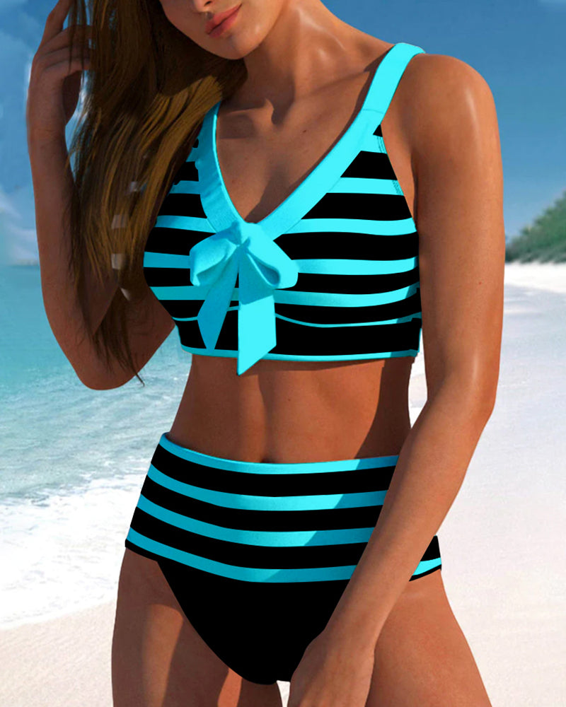 Hoch geschnittene Bikinis mit Streifen