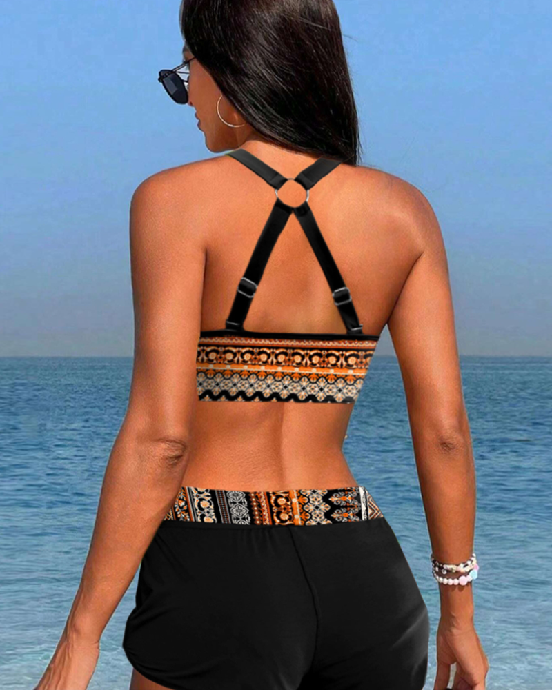Hoch geschnittene Bikinis mit geometrischem Print