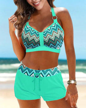 Hoch geschnittene Bikinis mit geometrischem Print