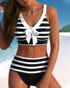 Hoch geschnittene Bikinis mit Streifen