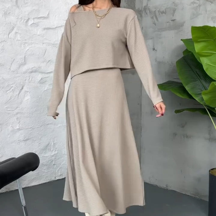 2-delad stickad damklädsel med midilång klänning och kort topp