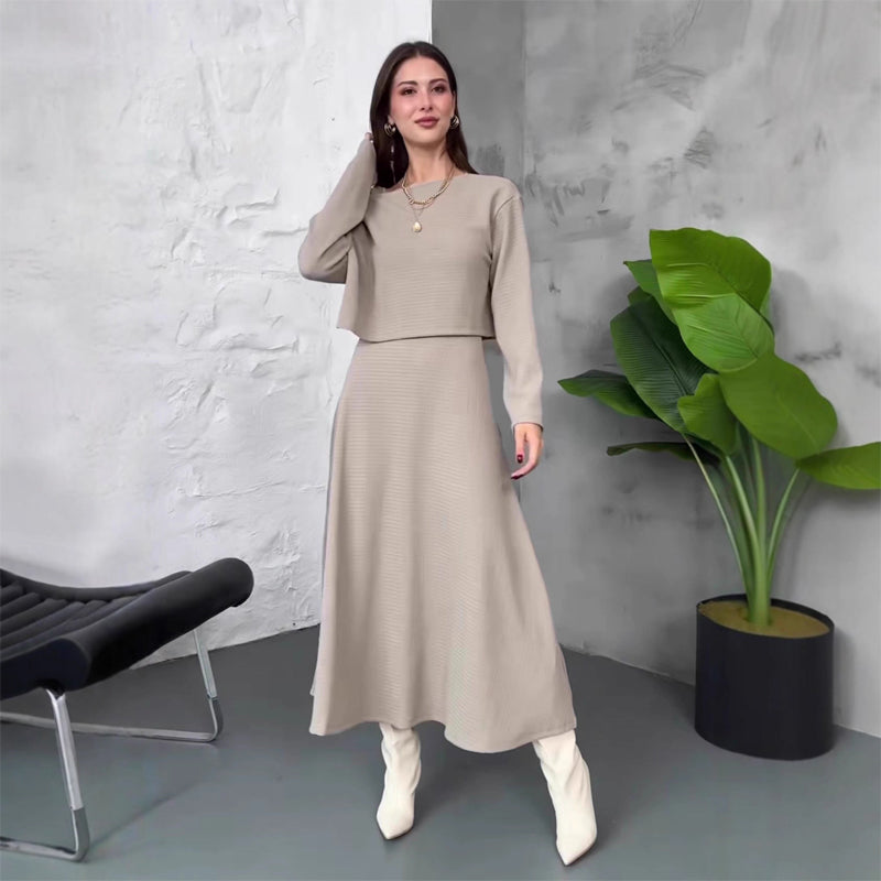 2-delad stickad damklädsel med midilång klänning och kort topp