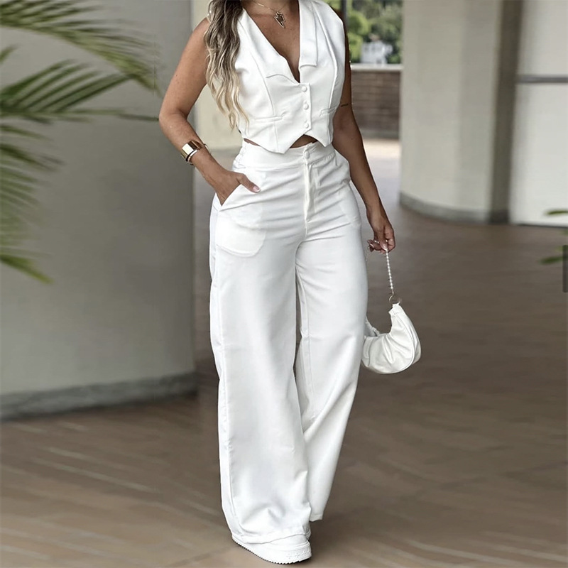 Tvådelat set bestående av en kort, ärmlös väst och byxor med vida ben