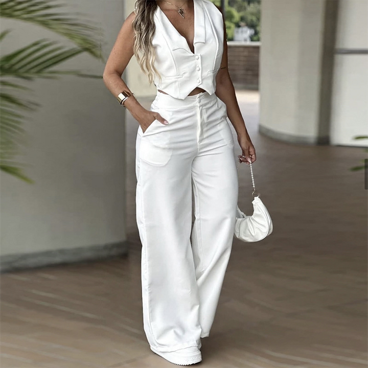 Tvådelat set bestående av en kort, ärmlös väst och byxor med vida ben